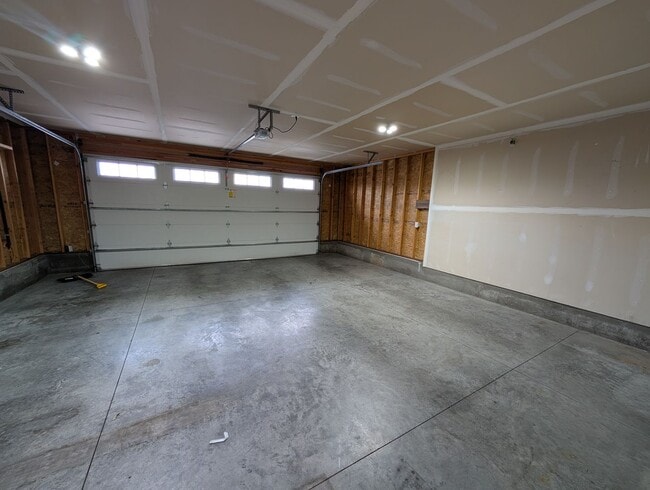 Building Photo - Stunning 3 Bedroom 3 Bath Canyon Crest House