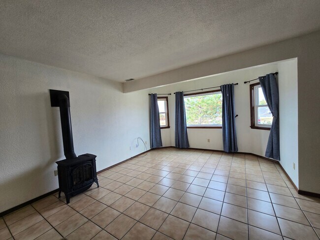 Building Photo - Two Story 3 Bedroom Home For Rent in Beckl...