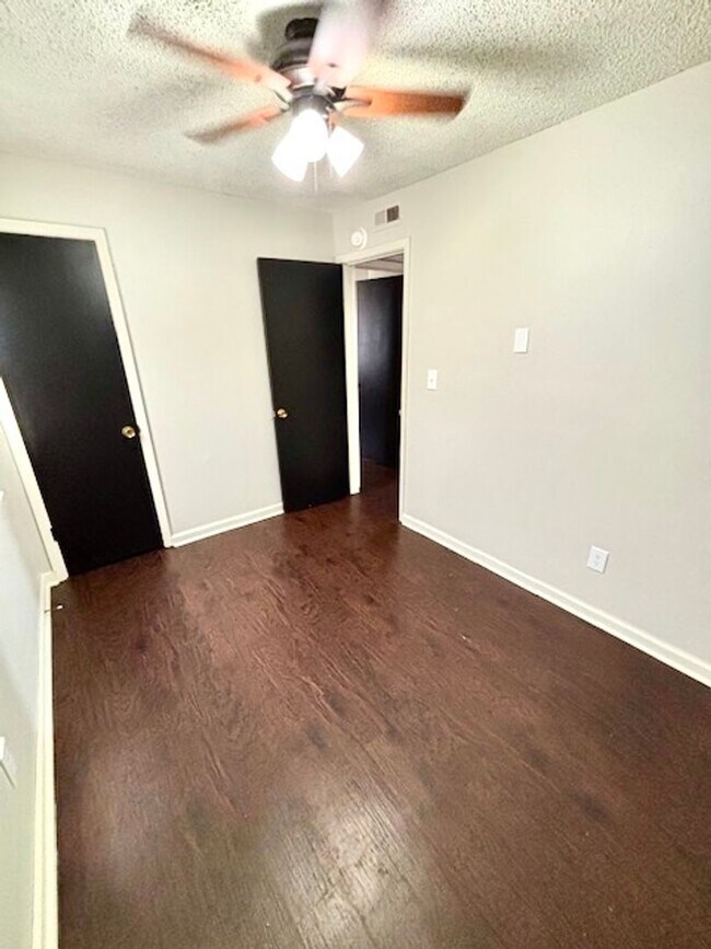 Foto del edificio - 4721 Samantha Ave