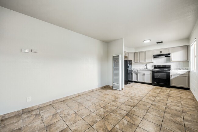 Foto del edificio - LOCUST CANYON APARTMENTS