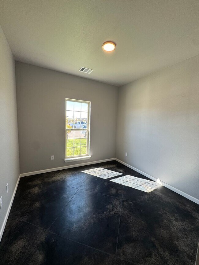 Building Photo - Located in Beacon Pointe!!!4bedrooms 2bath...