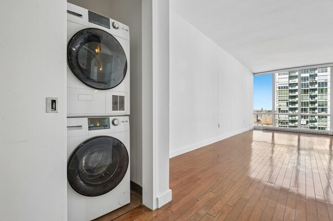 Building Photo - 20 Newport Pkwy