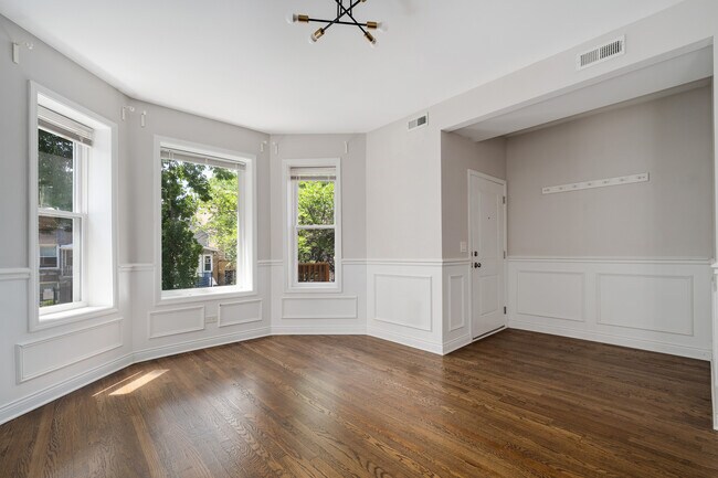 Foto del edificio - 2441 N Harding Ave