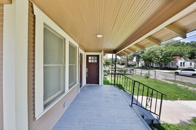 Building Photo - Dignowity Hill 2 bedroom | 1 bath home