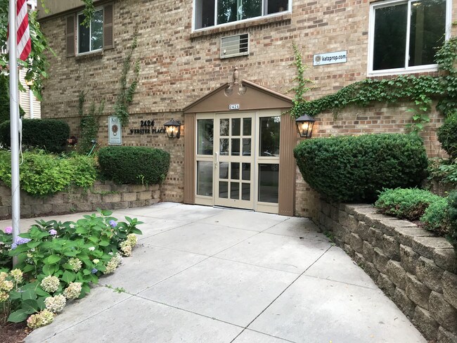Foto del edificio - 2424 E Webster Pl