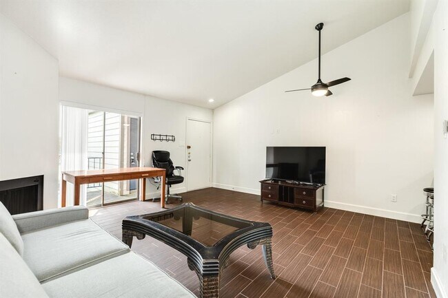 Building Photo - 7098 N Holiday Dr