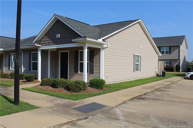 Foto del edificio - 3705a Hillcrest Dr