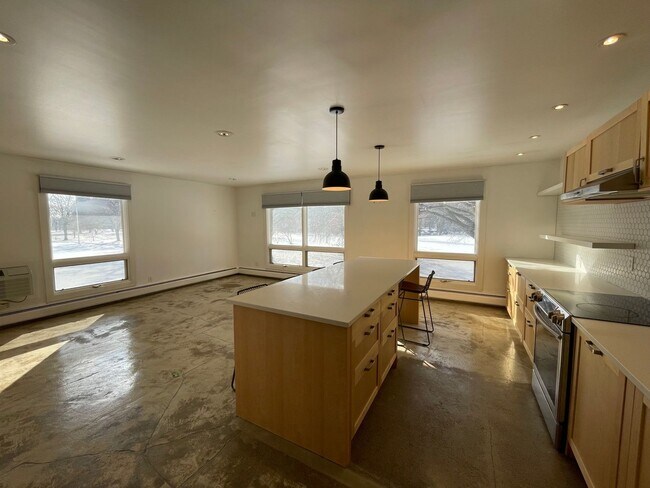 Foto del edificio - Updated Two Bedroom in Cherboneau North | Quiet, Private Setting Marketing Description