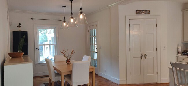 Foto del edificio - 205 Heatherdown Rd