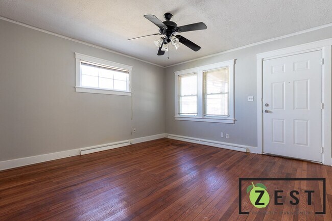 Foto del edificio - 3-BEDROOM 1-BATHROOM, 2 CAR GARAGE, FENCED...