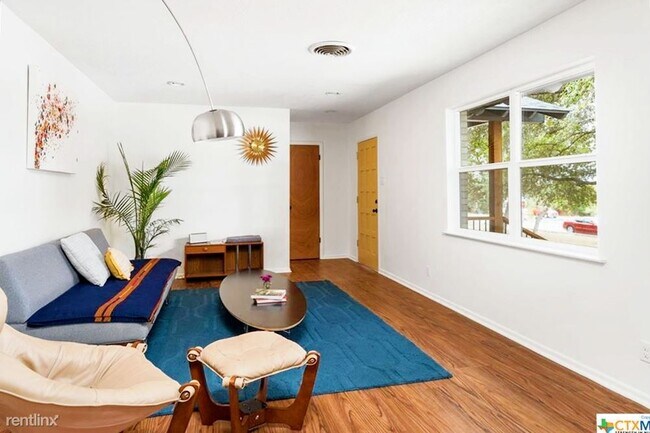 Foto del edificio - 3 br, 2 bath House - 905 Indiana St