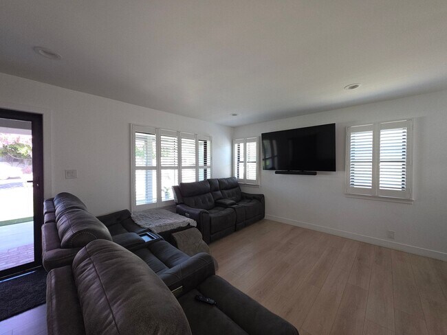 Foto del edificio - Refined Single-Family Living in Prime Azusa Location