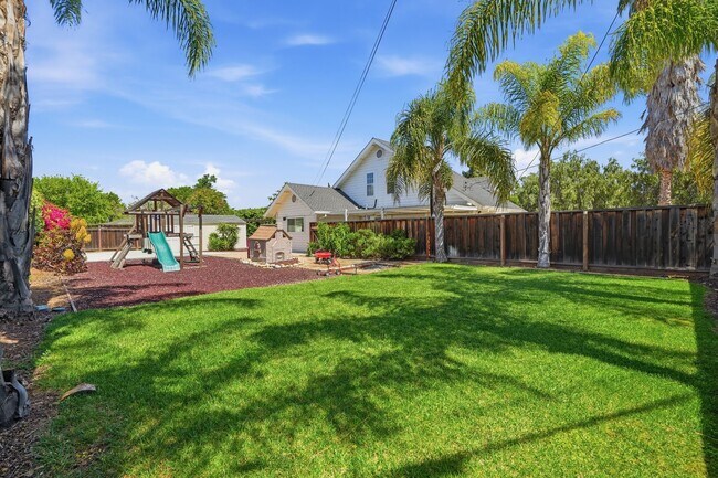 Foto del edificio - Light-Filled Home on Expansive Lot in Top-Rated School District with Vaulted Ceilings & Entertain...