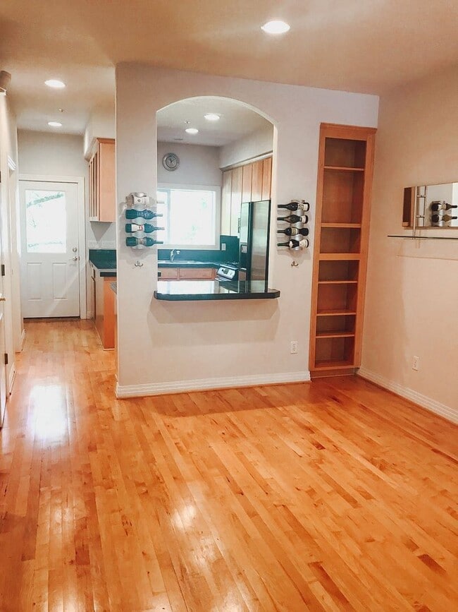 Building Photo - 2 br, 2.5 bath House - 2667 NW Thurman Street