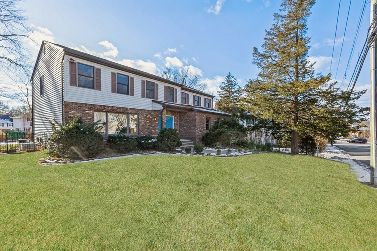 Primary Photo - 10 Hillside Ave