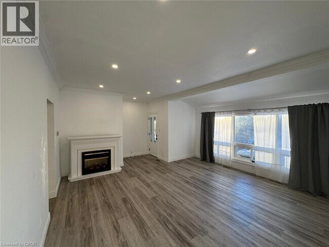 Photo du bâtiment - 65 Broadway St W