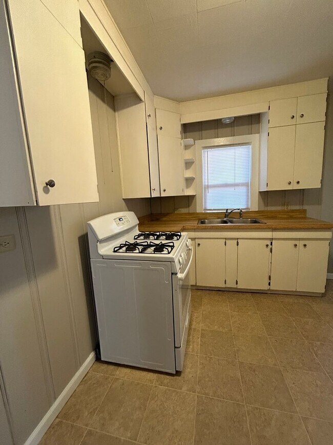 Foto del edificio - 2 bedroom 1 bath home in South Bend IN. AC...