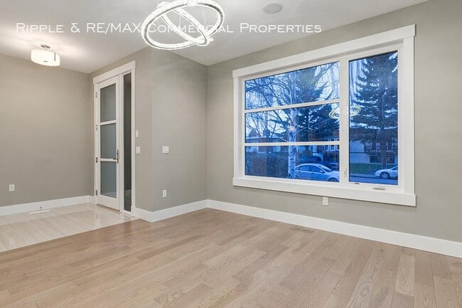 Photo du bâtiment - 4.0 bedroom in Calgary Alberta T3E 1J8