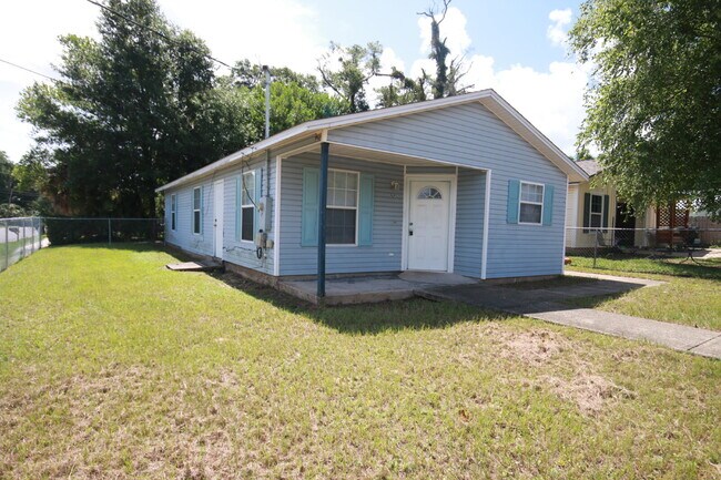 Foto del edificio - 3 Bedroom Home with Fenced Yard Near Downt...