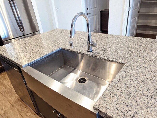 Foto del edificio - 6158 E. Adena Ave. (Clinton/Armstrong)