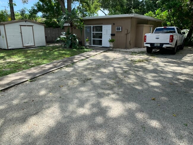 Frente - 320 SW 21st St