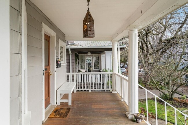 Foto del edificio - Charming 1-bdrm/1-bath in 1900s Victorian triplex—Prime location, shared laundry & yard