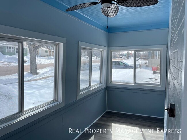 Building Photo - 115 S Grange Ave