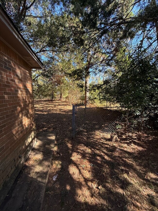 Building Photo - ** 3 Bed 2 Bath located off Woodley rd ** ...
