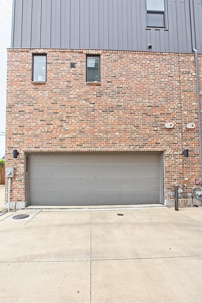 Building Photo - 1405 Bronson Ct