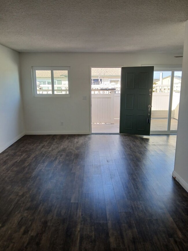 Building Photo - Beautiful Three Bed/Two Bath Townhome-Newl...