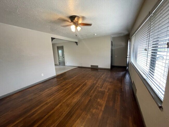 Foto del edificio - 3829 NW Ferris- AVAILABLE NOW!