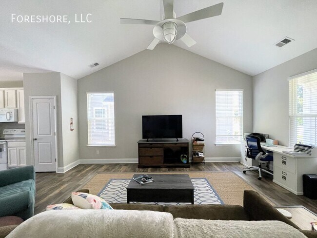 Foto del edificio - Furnished 3-Bedroom Home in Bluffton Park ...