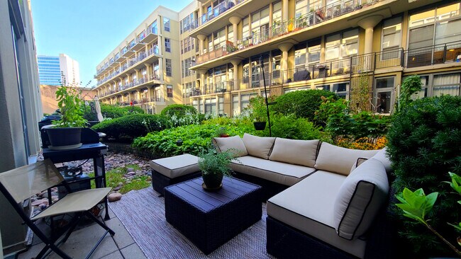 private patio - 900 N Kingsbury St