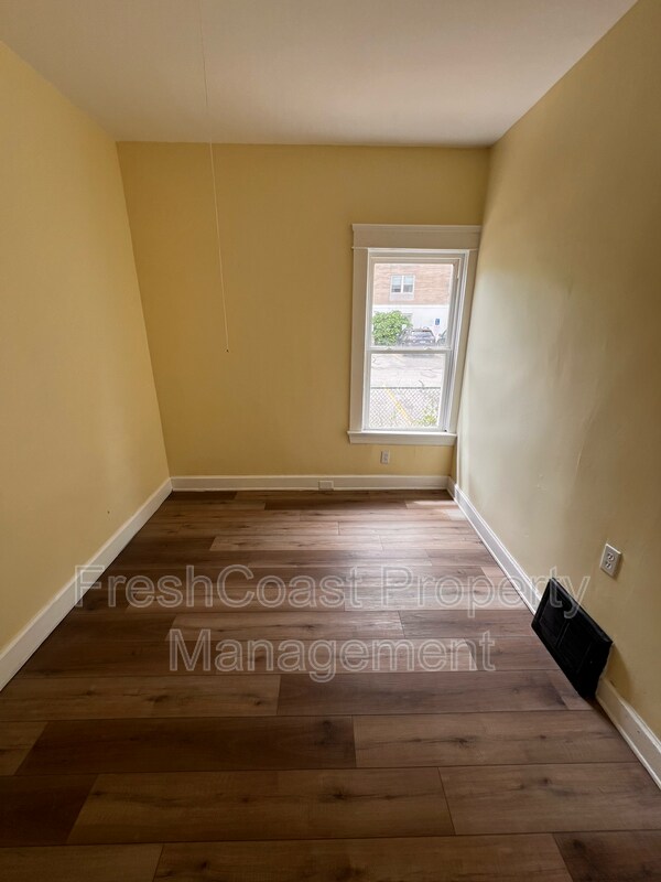 Foto del edificio - 1378 W 114th St