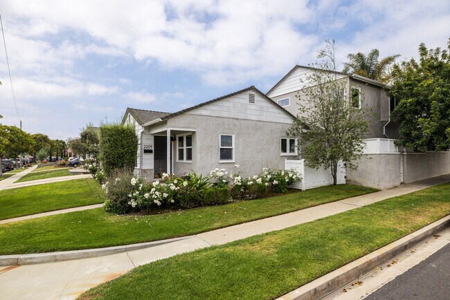 Building Photo - 2209 Faymont Ave