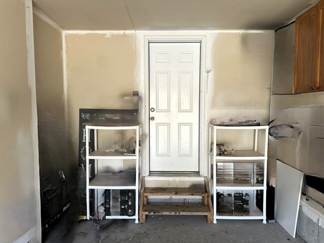 Building Photo - Freshly Renovated Basement Apartment (1 Be...