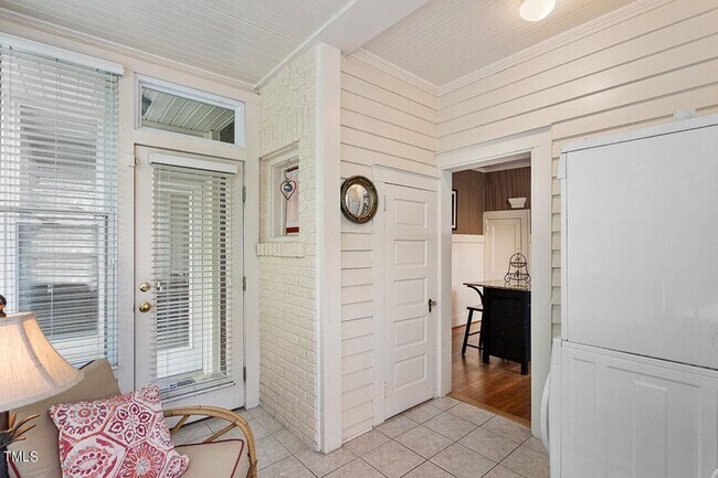 Building Photo - Great half of a duplex!