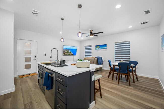 Building Photo - 527 N Garden Ave