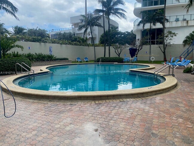 Building Photo - 4001 S Ocean Dr