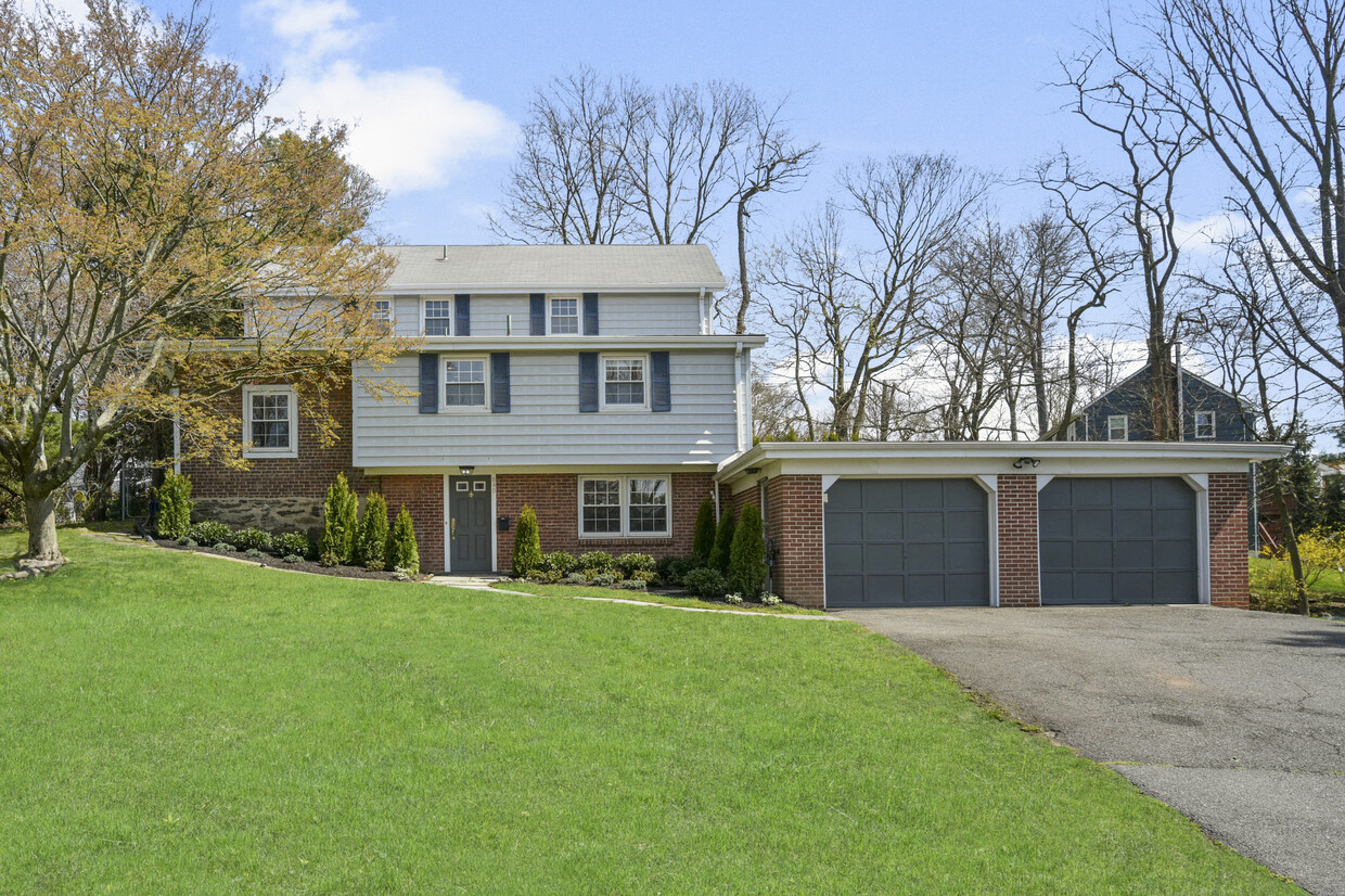 Primary Photo - 640 Barrymore Ln