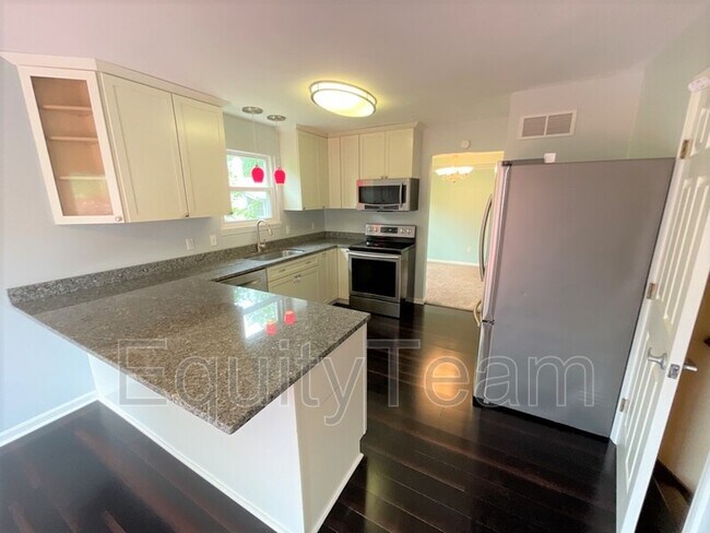 Building Photo - 9400 White Pine Dr