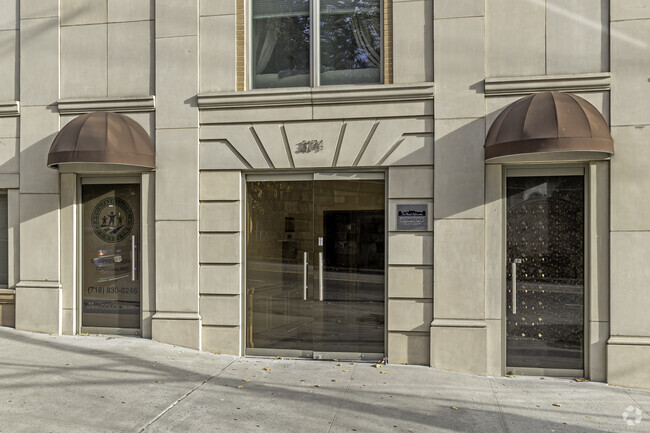 Entrada - 3188 Riverdale Ave