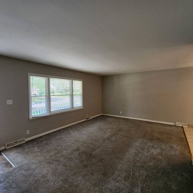 Building Photo - Stylish 3 Bedrooms, 2 1/2 Bathroom, 1 Car ...