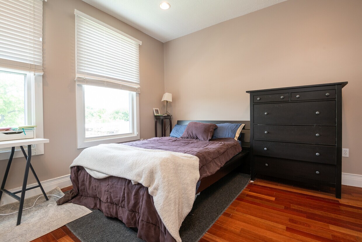 Foto principal - 1865 Newton St NW