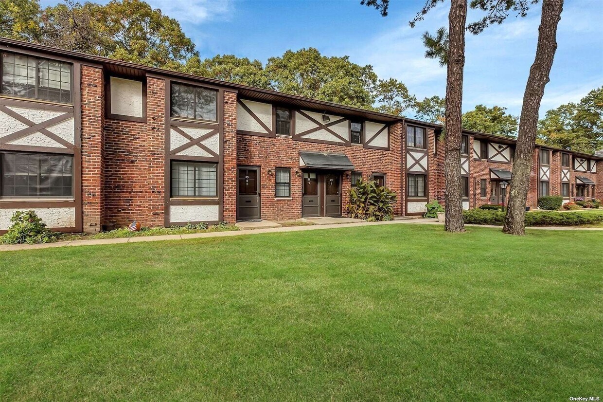 157 Newbrook Ln Unit 157, Bay Shore, NY 11706 Condo for Rent in Bay