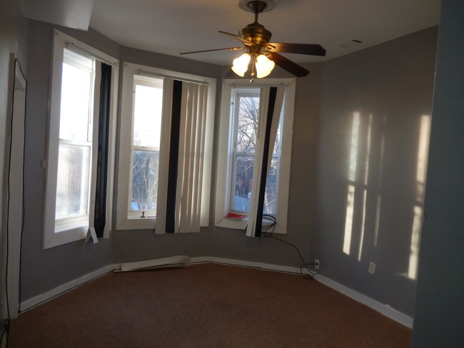 living room, typical of 3 units in front - 1125 S Troy St