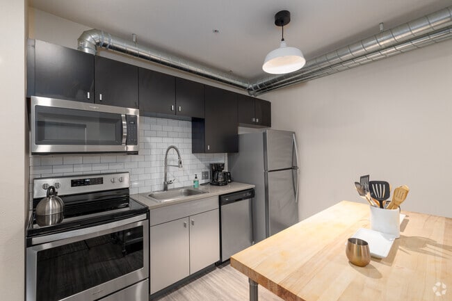 1BR, 1BA - 760SF - Sunshine Portland