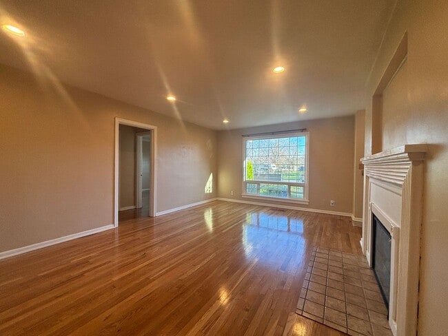 Building Photo - Charming 3 Bedroom 1 Bath single story home, with large yard