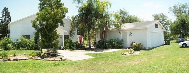 Foto del edificio - 19349 Landrum Park Rd