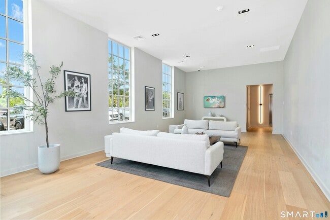 Building Photo - 15 Corbin Dr